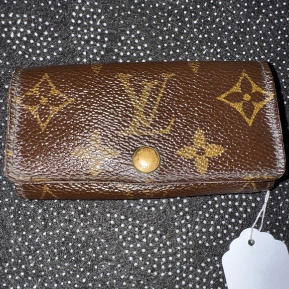 Louis Vuitton Accessories - Pre loved Louis Vuitton keyholder monogrammed canvas